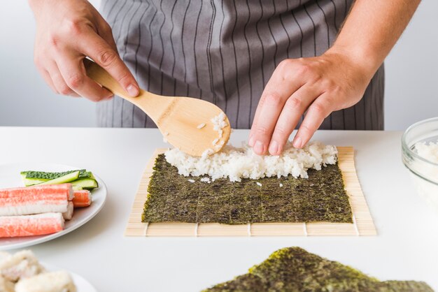 Persona que aplica arroz de manera uniforme