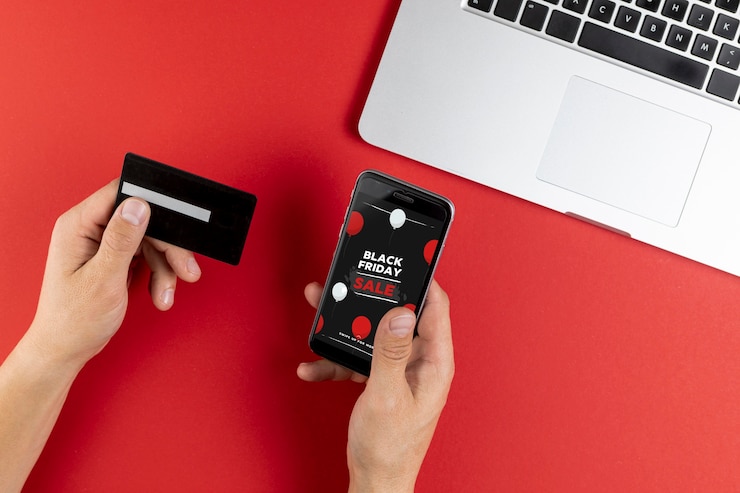 Foto gratuito persona que busca ventas de viernes negro en un teléfono inteligente