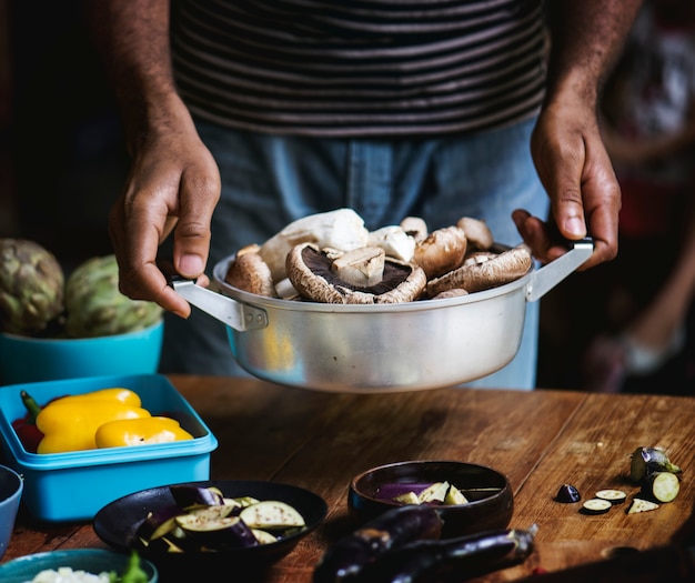 Foto gratuita una persona que cocina vegetales