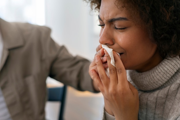 Foto gratuita persona que comparte sentimientos y emociones durante la sesión de terapia