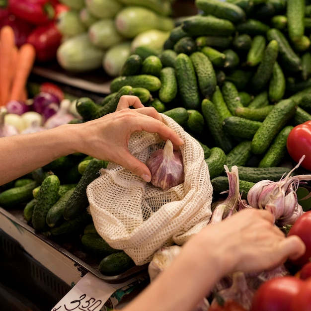 Persona que compra ajo en el mercado