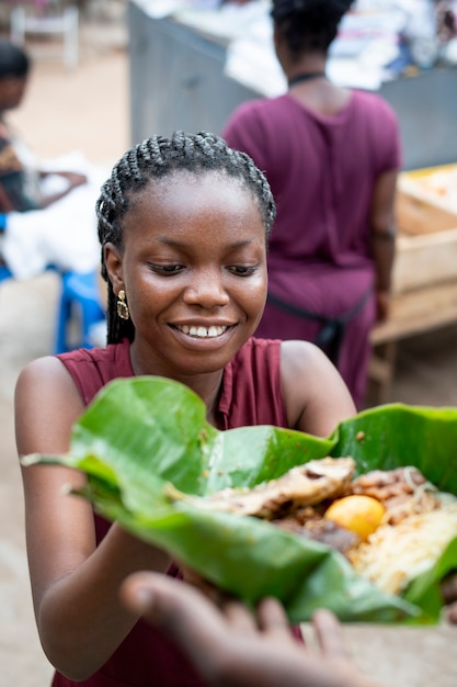 Foto gratuita persona que consigue comida en la calle