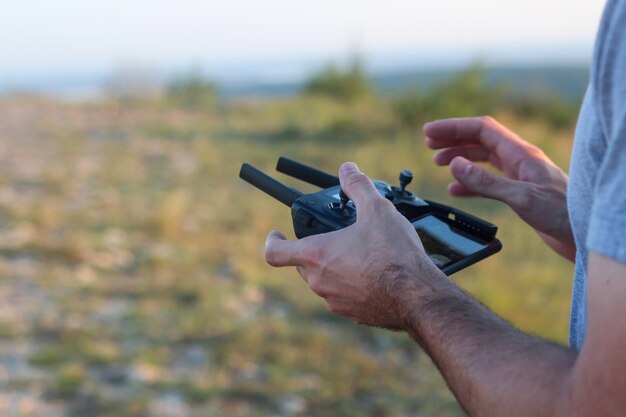 Persona que controla un dron con un control remoto