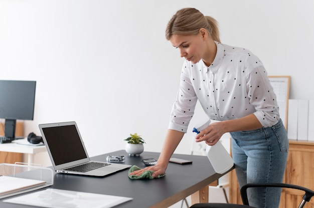 Foto gratuita persona que se encarga de la limpieza de oficinas