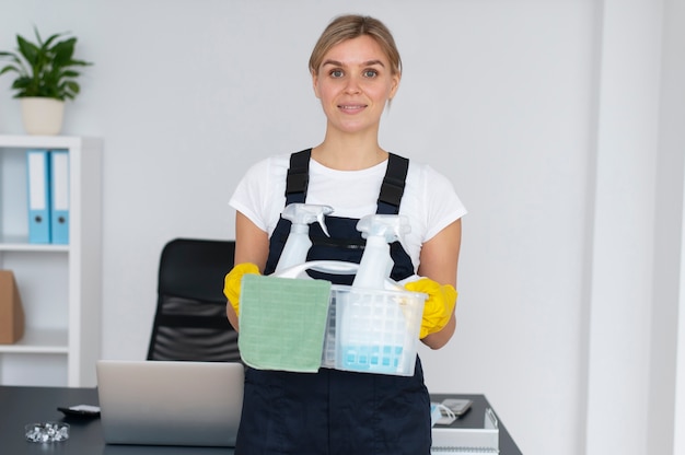 Foto gratuita persona que se encarga de la limpieza de oficinas