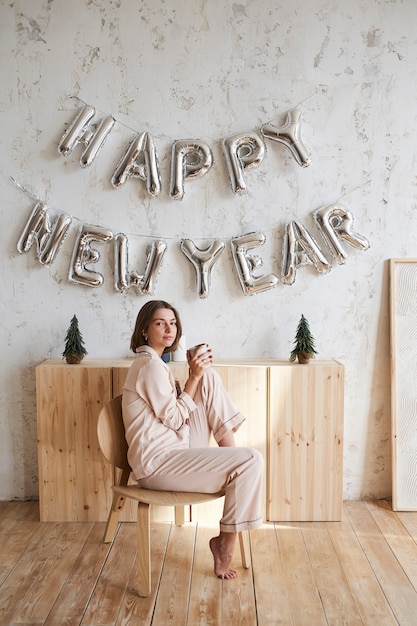 Foto gratuita persona que establece sus metas de año nuevo