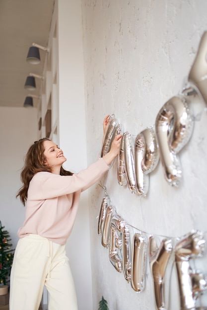 Foto gratuita persona que establece sus metas de año nuevo