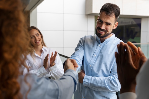 Foto gratuita persona que expresa aprecio a sus compañeros de trabajo.