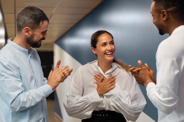 Foto gratuita persona que expresa aprecio a sus compañeros de trabajo.