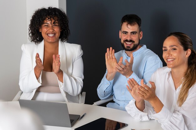 Persona que expresa aprecio a sus compañeros de trabajo.