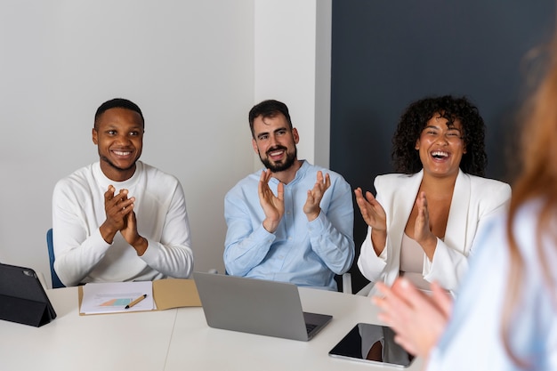 Persona que expresa aprecio a sus compañeros de trabajo.