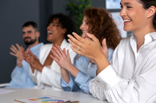 Foto gratuita persona que expresa aprecio a sus compañeros de trabajo.