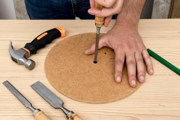 Foto gratuita persona que hace un agujero en un trozo de madera