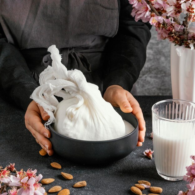 Persona que hace leche de almendras