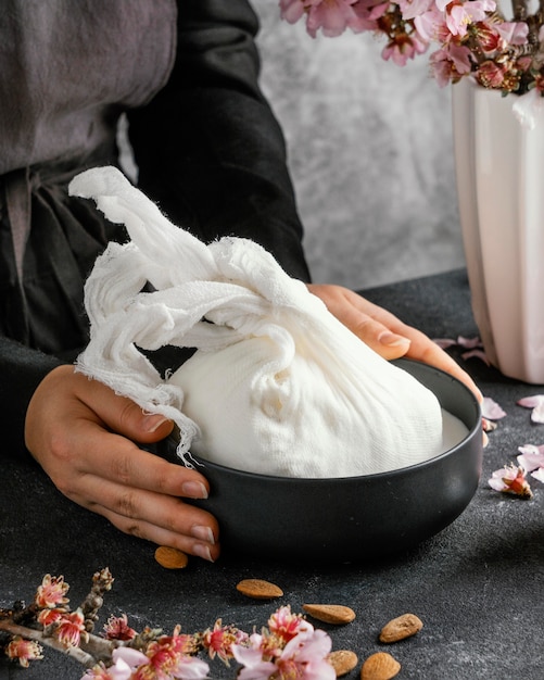 Foto gratuita persona que hace leche de almendras