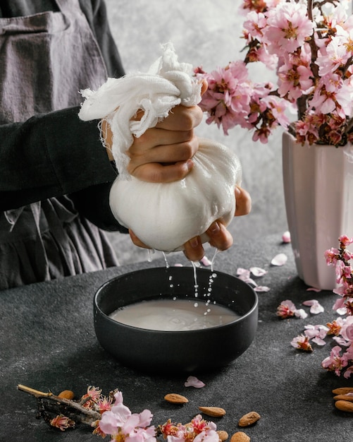 Foto gratuita persona que hace leche de almendras