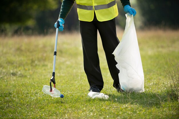 Persona que hace servicio comunitario recogiendo basura