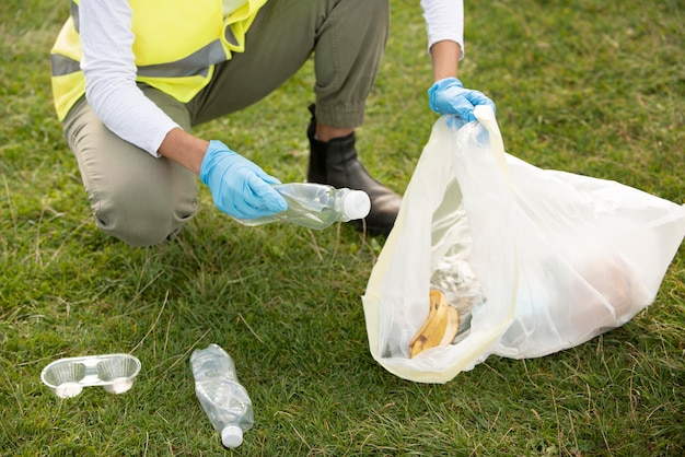 Persona que hace servicio comunitario recogiendo basura