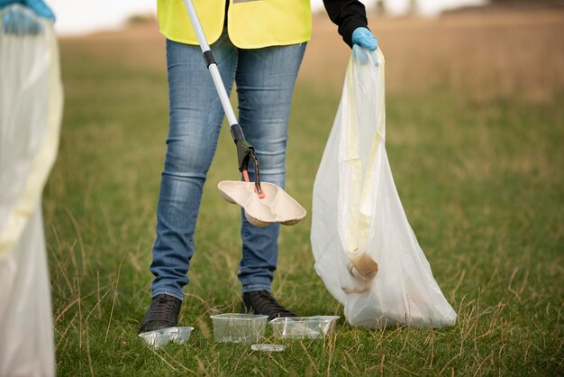 Persona que hace servicio comunitario recogiendo basura