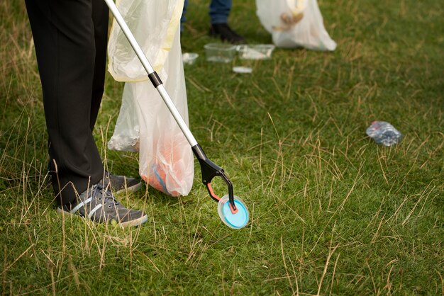 Persona que hace servicio comunitario recogiendo basura