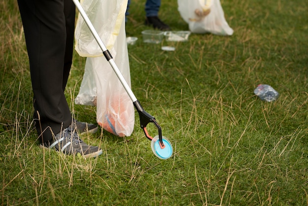 Persona que hace servicio comunitario recogiendo basura