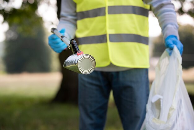 Persona que hace servicio comunitario recogiendo basura