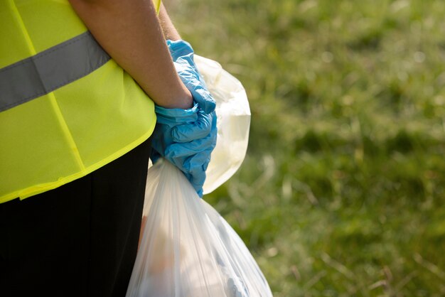 Persona que hace servicio comunitario recogiendo basura