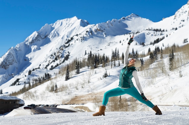 Persona que hace yoga en clima frío e invernal