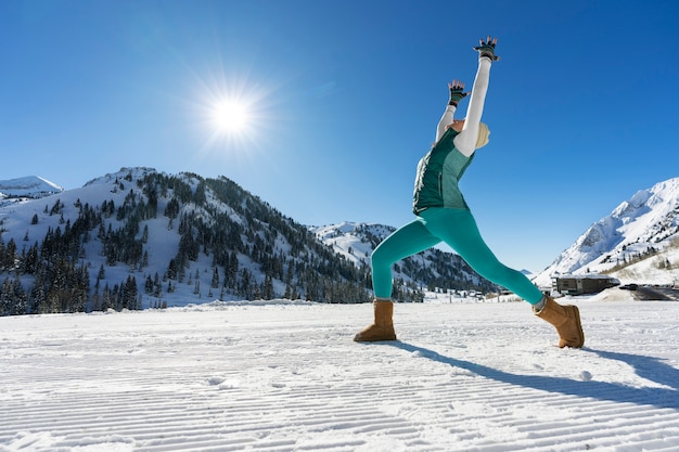 Persona que hace yoga en clima frío e invernal