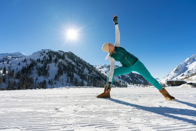 Persona que hace yoga en clima frío e invernal