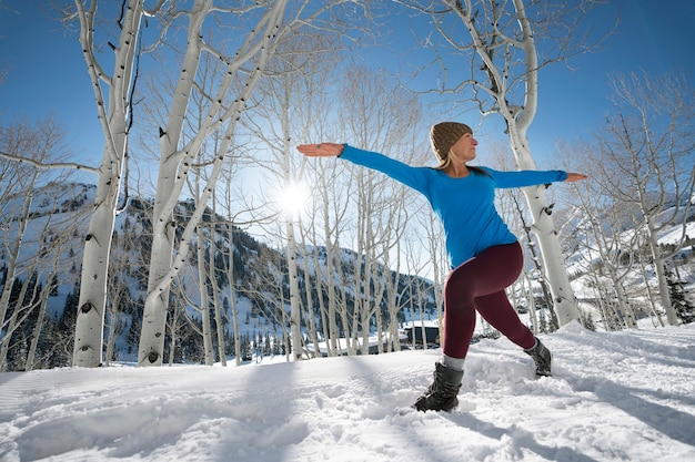 Foto gratuita persona que hace yoga en clima frío e invernal