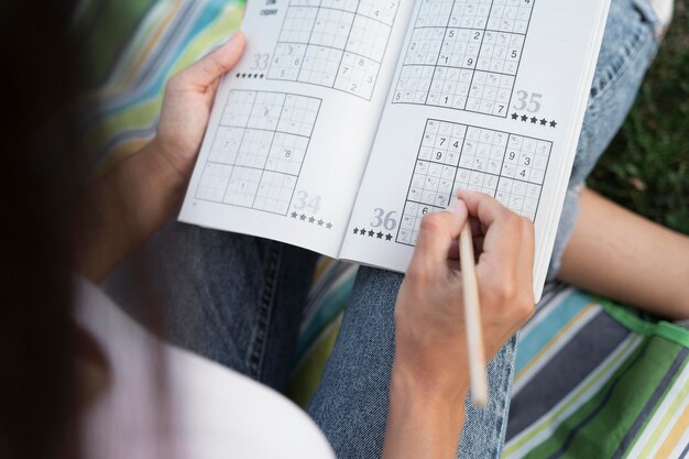 Persona que juega un juego de sudoku