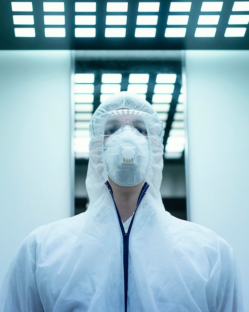 Foto gratuita persona que lleva un traje de prevención contra un riesgo biológico