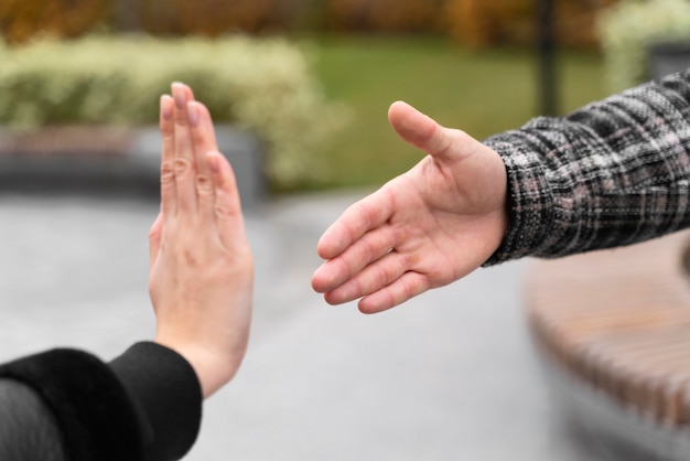 Foto gratuita persona que se niega a dar la mano para protegerse