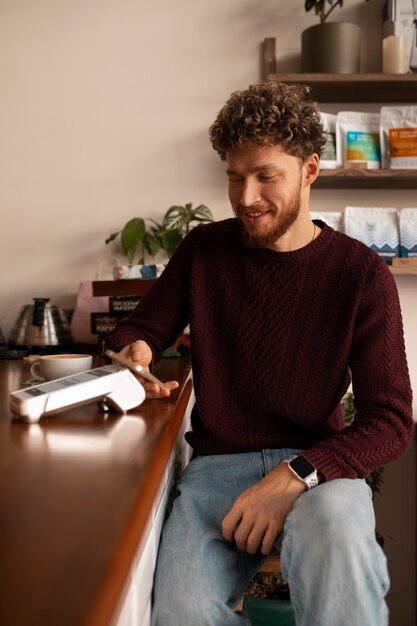 Foto gratuita persona que paga la cuenta en un restaurante usando tecnología nfc