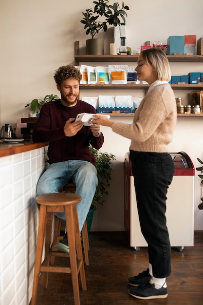 Persona que paga la cuenta en un restaurante usando tecnología nfc