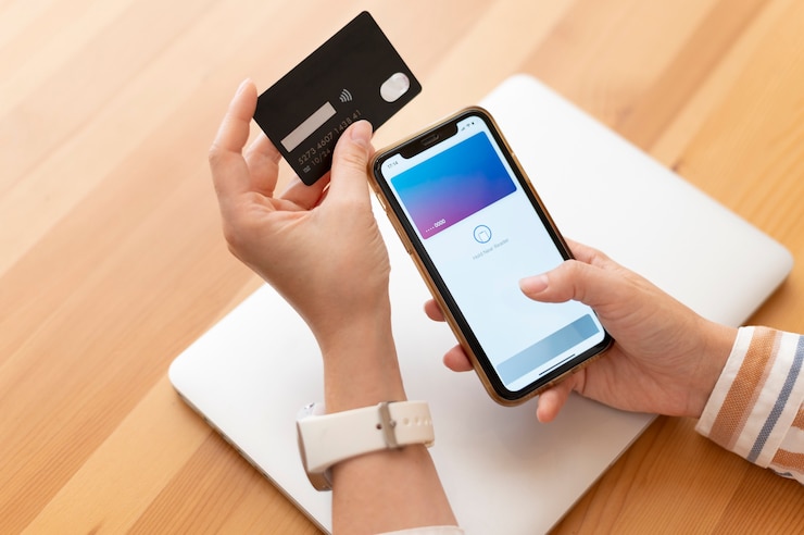 Foto gratuito persona que paga con su aplicación de billetera para teléfono inteligente