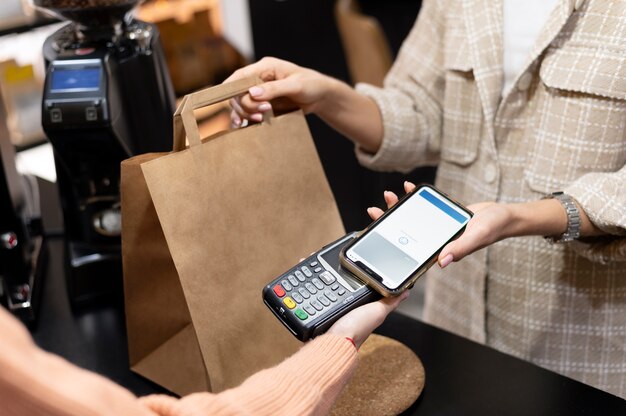 Persona que paga con su aplicación de billetera para teléfono inteligente
