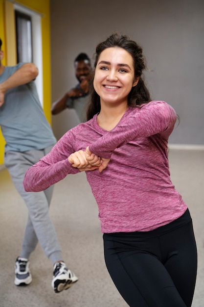 Foto gratuita persona que participa en la clase de terapia de baile