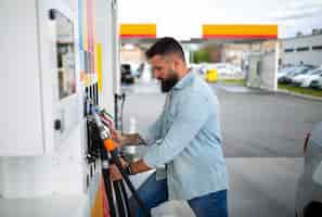 Foto gratuita persona que pasa tiempo en la gasolinera.