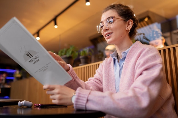 Persona que pide comida en el restaurante