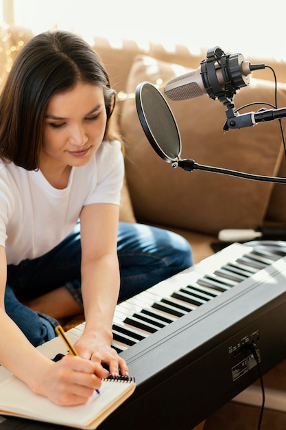Foto gratuita persona que practica música sola en casa