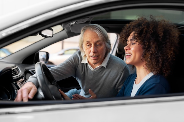 Foto gratuita persona que se prepara para obtener el permiso de conducción