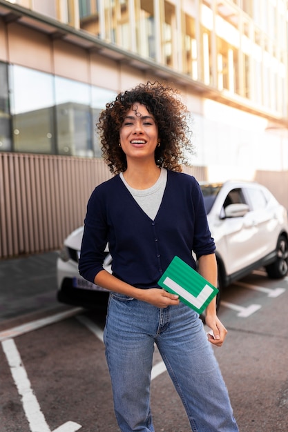 Foto gratuita persona que se prepara para obtener el permiso de conducción