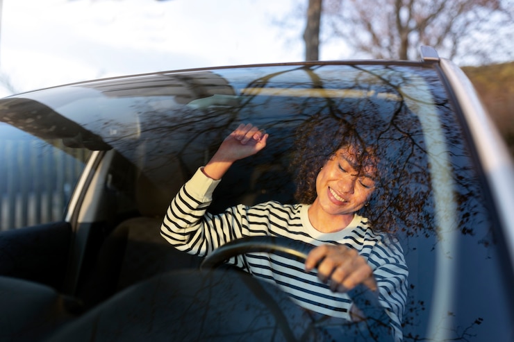 Foto gratuito persona que se prepara para obtener el permiso de conducción