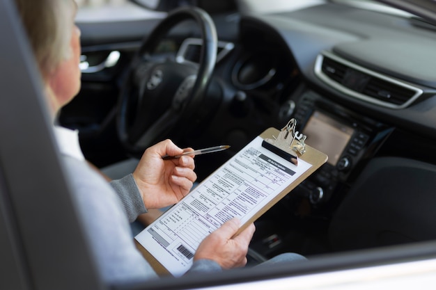 Foto gratuita persona que se prepara para obtener el permiso de conducción