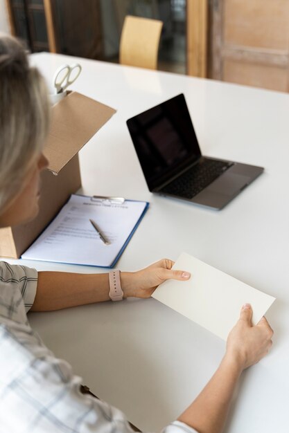 Persona que presenta su renuncia laboral