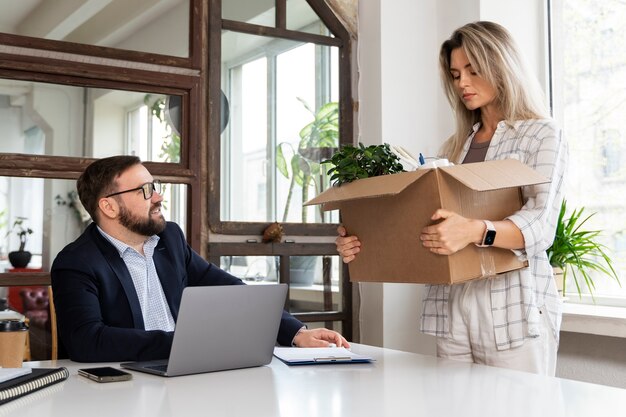 Persona que presenta su renuncia laboral