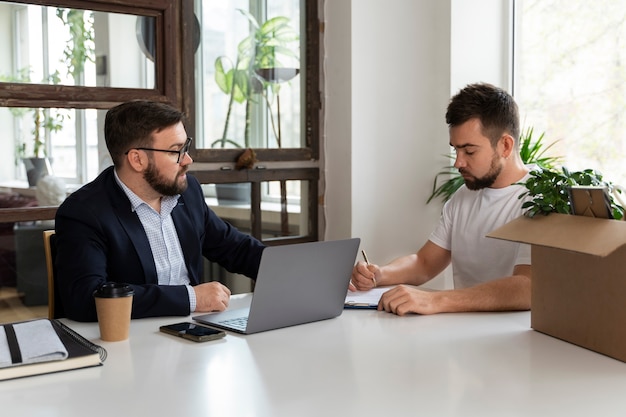 Persona que presenta su renuncia laboral