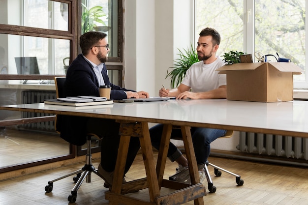 Persona que presenta su renuncia laboral